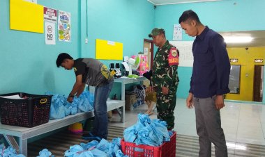 Babinsa Koramil 2215/Ciemas Monitoring Program Takjil Gratis untuk Anak Sekolah