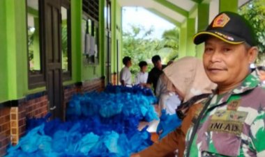 Babinsa Koramil 2211/Sagaranten Monitoring Pembagian Takjil di SMPN 1 Sagaranten