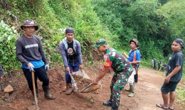 Babinsa Koramil 2205/Kalapanunggal Laksanakan Bhakti Pembersihan Jalan Bersama Warga