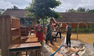 Babinsa Koramil 2213/Jampang Kulon Laksanakan Bhakti Pembersihan Sekolah Pasca Banjir