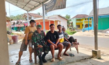 Babinsa Koramil 2210/Pabuaran Laksanakan Komsos dengan Warga Desa Cibadak