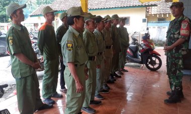 Babinsa Koramil 2212/Tegalbuleud Berikan Wawasan Kebangsaan kepada Anggota Linmas