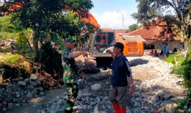 BABINSA KORAMIL 2202/PALABUHAN RATU BERSAMA WARGA MELAKSANAKAN BAKTI PENGERUKAN SALURAN AIR