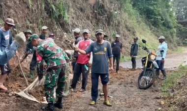 Babinsa Koramil 2205/Kalapanunggal Bersama Warga Gelar Karya Bakti Pembersihan Jalan Lingkungan
