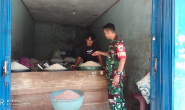 Babinsa Koramil 2208/Nyalindung Monitoring Harga Sembako di Pasar Nyalindung