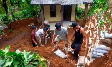 Babinsa Koramil 2204/Cikidang Laksanakan Karya Bakti Perbaikan TPT di Desa Pangkalan