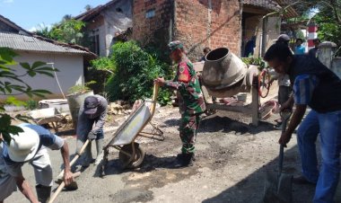 BABINSA KORAMIL 2207/JAMPANGTENGAH LAKSANAKAN KARYA BAKTI PENGERASAN JALAN BERSAMA WARGA