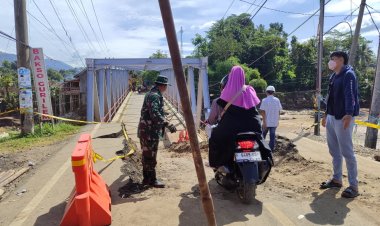 BABINSA KORAMIL 2202/PALABUHANRATU GELAR AKSI KARYA BAKTI BERSIH JALAN BERSAMA WARGA