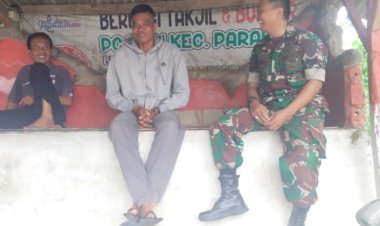 Babinsa Koramil 2206/Parakansalak Laksanakan Komsos dengan Warga