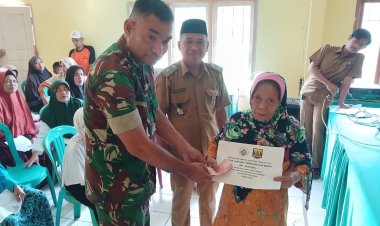 Babinsa Koramil 2204/Cikidang Dampingi Distribusi Bansos BLT DD di Desa Sampora