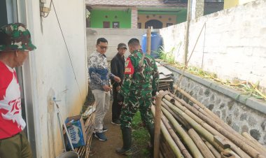 Babinsa Koramil 2208/Nyalindung Laksanakan Karya Bakti Perbaikan Pagar di Kampung Cisayar