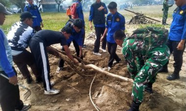 Babinsa Koramil 2215/Ciemas Bersama Karang Taruna Gelar Bhakti Pembersihan Lapangan Sepak Bola