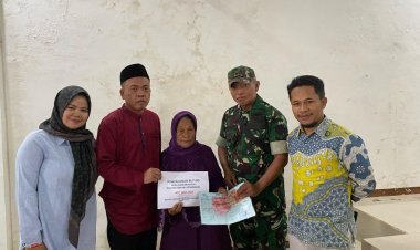 Babinsa Koramil 2205/Kalapanunggal Dampingi Penyaluran BLT DD di Desa Kadununggal