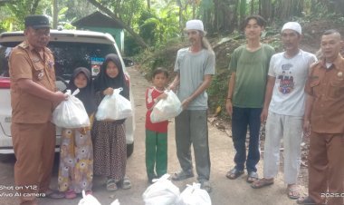 Lurah Palabuhanratu Bagikan Bingkisan Sembako untuk Anak Yatim dalam Program 100 Hari Kerja
