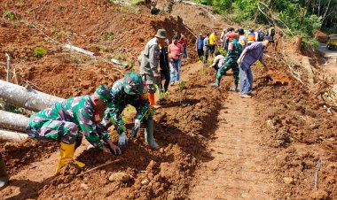 Babinsa Koramil 2209/Lengkong Bersama Muspika dan Asper Gelar Penghijauan di Lokasi Bekas Longsor