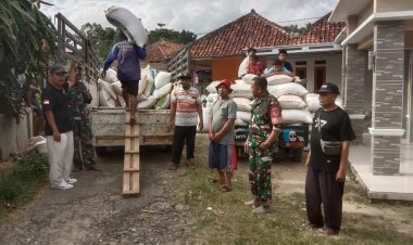 Babinsa Koramil 2214/Surade Laksanakan Giat Sergab Bersama Bulog di Kecamatan Ciracap