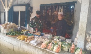 Babinsa Koramil 2206/Parakansalak Laksanakan Pengecekan Harga Sembako di Pasar Tradisional