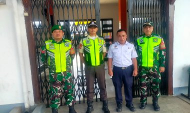 Anggota Koramil 0809/Ciranjang Perketat Pengamanan di Stasiun Ciranjang Jelang Idul Fitri