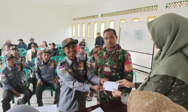 Babinsa Koramil 2210/Pabuaran Dampingi Penyaluran Insentif Linmas di Desa Bantarsari