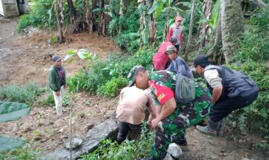 BABINSA KORAMIL 2209/LENGKONG LAKSANAKAN KARYA BAKTI PERBAIKAN SALURAN IRIGASI