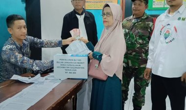 Babinsa Koramil 2211/Sagaranten Hadiri Penyaluran BLT DD di Desa Curugluhur