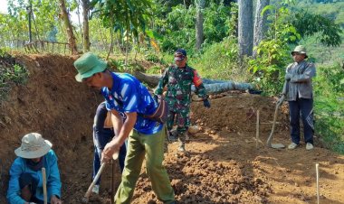 BABINSA KORAMIL 2207/JAMPANG TENGAH BERSAMA WARGA LAKSANAKAN KARYA BAKTI PEMBANGUNAN SAUNG
