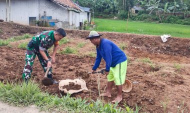 BABINSA KORAMIL 2208/NYALINDUNG GELAR BAKTI SOSIAL PEMBERSIHAN JALAN