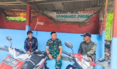Koramil 2206/Parakansalak Gelar Komsos dengan Aparatur Desa Parakansalak