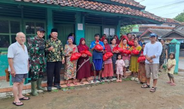 DANDIM 0622/KAB. SUKABUMI DAN PENGUSAHA LOKAL SALURKAN 300 PAKET SEMBAKO UNTUK WARGA TERDAMPAK