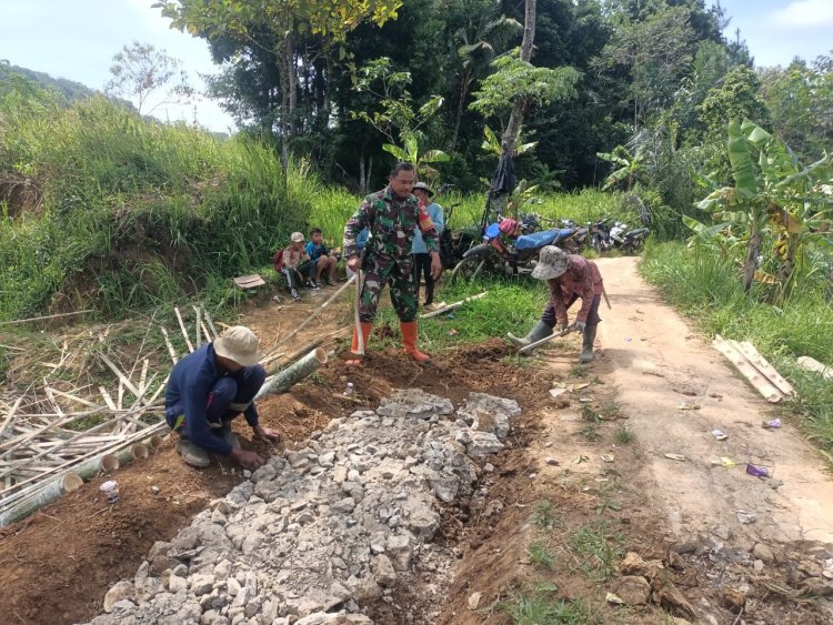 Babinsa Koramil 2210/Pabuaran Gelar Karya Bhakti Bersama Warga