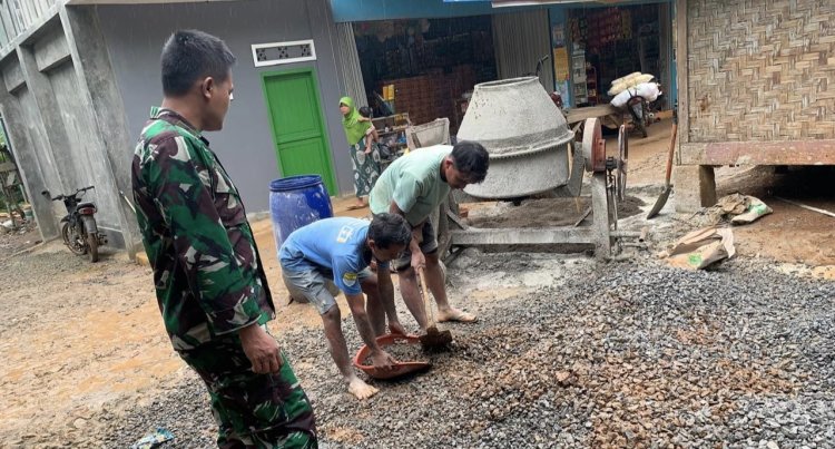 Babinsa Koramil 2212/Tegalbuleud Laksanakan Karya Bhakti Pembenahan Jalan di Kp Cikupa, Desa Nangela, Kec Tegalbuleud
