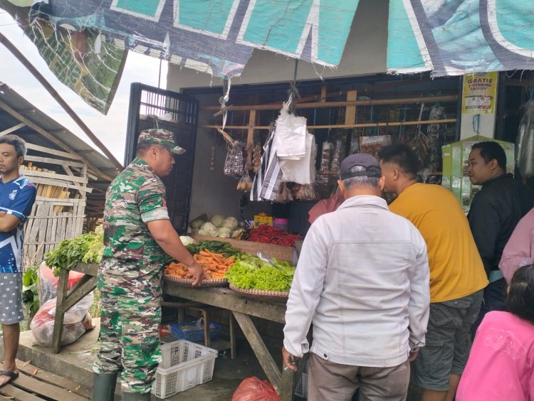 BABINSA KORAMIL 2206/PARAKANSALAK MELAKSANAKAN PENGECEKAN HARGA SEMBAKO DI DESA SUKAKERSA