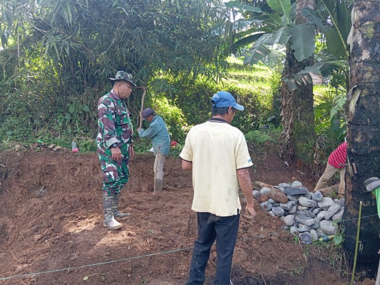 Babinsa Koramil 2201/Cisolok Gelar Karya Bakti Pemasangan Batu Koral di Desa Gunung Keramat