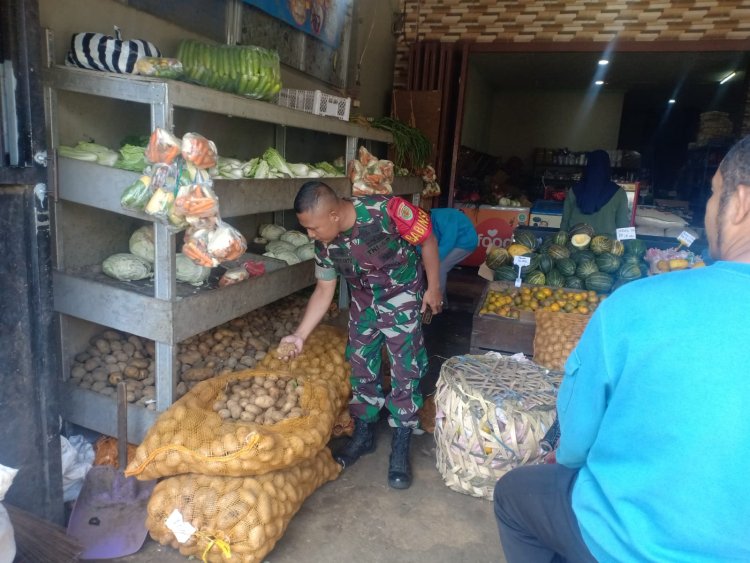 Babinsa Koramil 2205/Kalapanunggal Laksanakan Pengecekan Harga Sembako di Wilayah Binaan