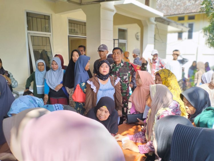 BABINSA KORAMIL 2215/CIEMAS LAKSANAKAN BHAKTI PEMELIHARAAN JALAN DESA