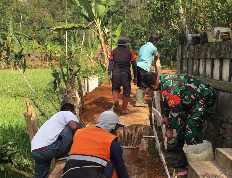 Babinsa Koramil 2207/Jampang Tengah Gelar Karya Bhakti Pembersihan Jalan dan Selokan