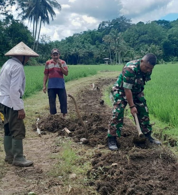 Babinsa Koramil 2213/Jampang Kulon Gelar Bhakti Bersama Warga Desa Cimanggu