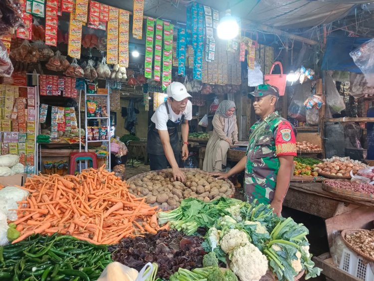 BABINSA KORAMIL 2202/PALABUHAN RATU LAKUKAN PENGECEKAN HARGA KEBUTUHAN POKOK DI PASAR SEMI MODERN