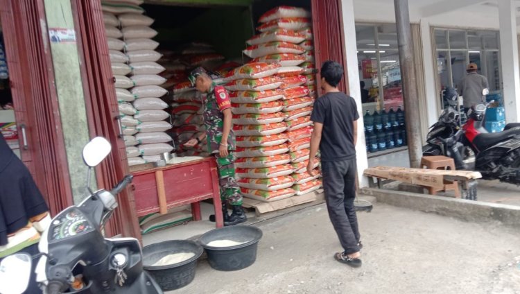 Babinsa Koramil 2205/Kalapanunggal Lakukan Pengecekan Harga Sembako di Pasar Tradisional