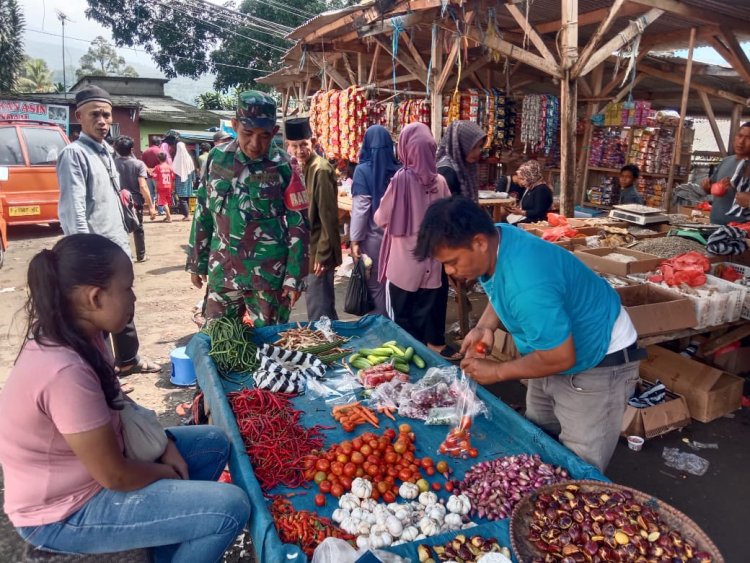 Babinsa Koramil 2206/Parakansalak Laksanakan Pengecekan Harga Sembako di Pasar Tradisional