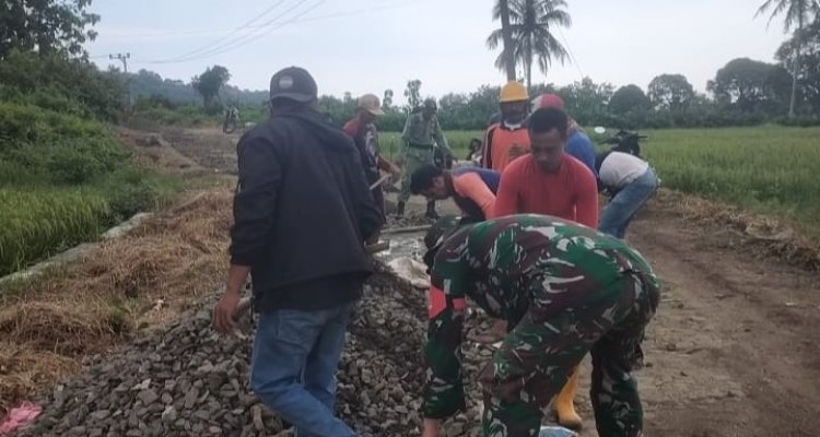 Babinsa Koramil 2215/Ciemas Gelar Bhakti Perbaikan Jalan di Desa Girimukti
