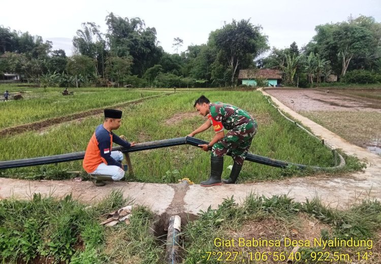 Babinsa Koramil 2208/Nyalindung Bantu Pemasangan Pipa Air di Kampung Gaduh