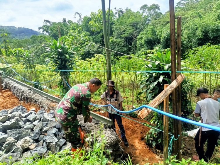 BABINSA KORAMIL 2210/PABUARAN LAKSANAKAN KARYA BHAKTI BERSAMA WARGA