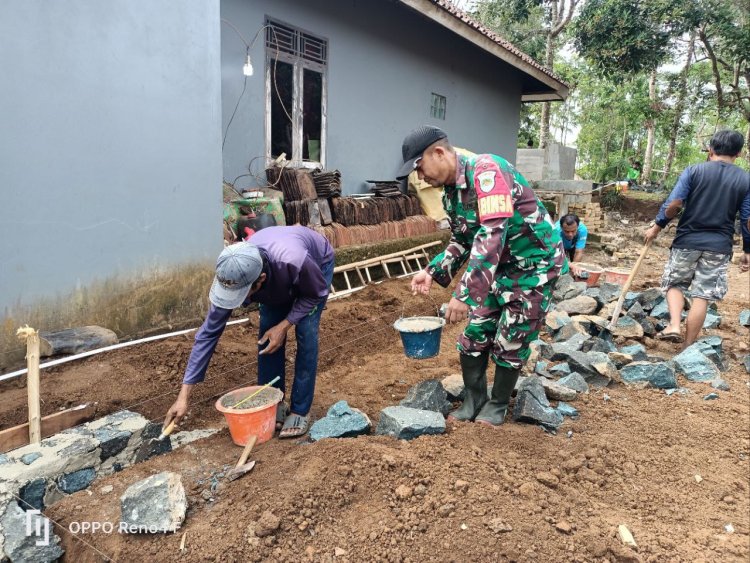 Babinsa Koramil 2214/Surade Gelar Karya Bhakti Bersama Masyarakat di Desa Sukamukti