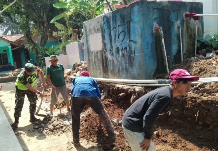 Babinsa Koramil 2206/Parakansalak Laksanakan Bhakti Perbaikan Pipa Air Bersih di Desa Sukatani