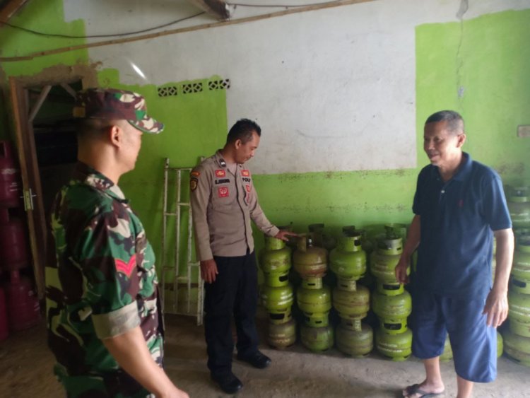 Babinsa Koramil 2205/Kalapanunggal Lakukan Pengecekan Stok Gas Elpiji 3 Kg di Desa Makasari