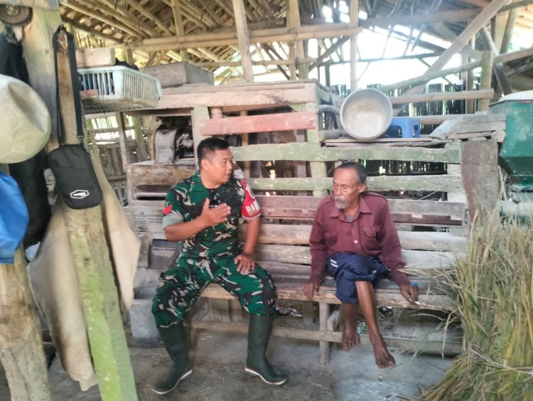 Babinsa Koramil 2206/Parakansalak Laksanakan Komsos dengan Warga Desa Lebaksari