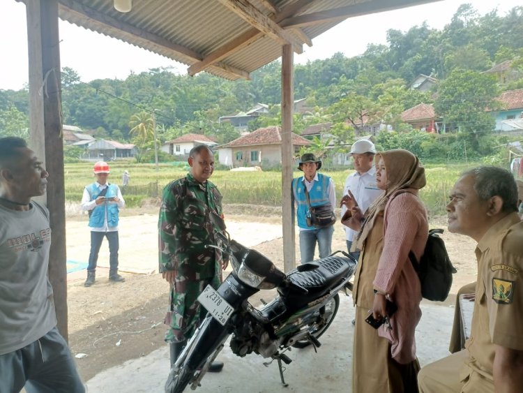 Babinsa Koramil 2202/Palabuhanratu Dampingi Pemasangan Instalasi Listrik untuk Program Irpom