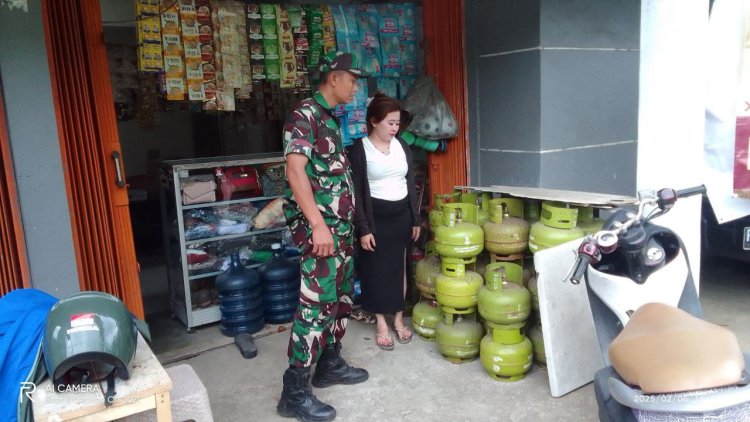 Babinsa Koramil 2208/Nyalindung Laksanakan Monitoring Harga Sembako di Pasar Kecamatan Nyalindung