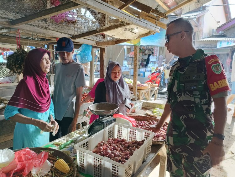Babinsa Koramil 2213/Jampang Kulon Lakukan Pengecekan Harga Sembako di Pasar Kalibunder